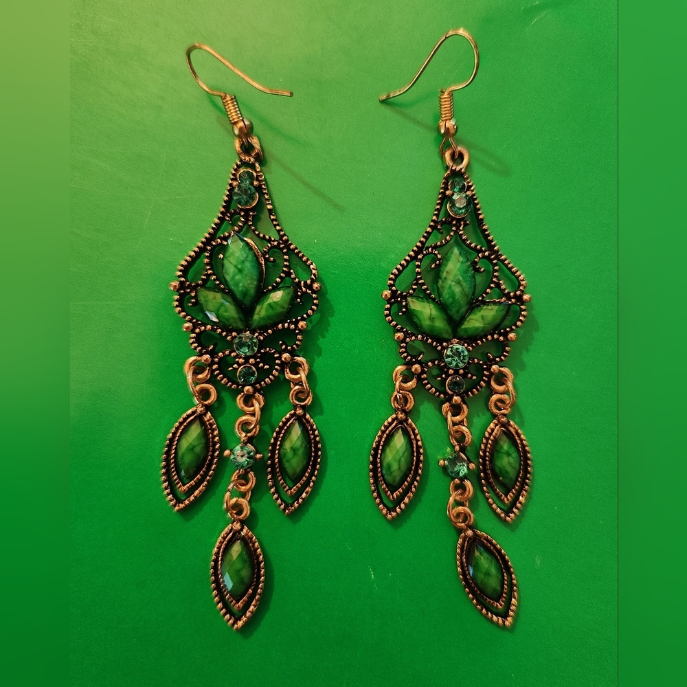 Emerald green earring